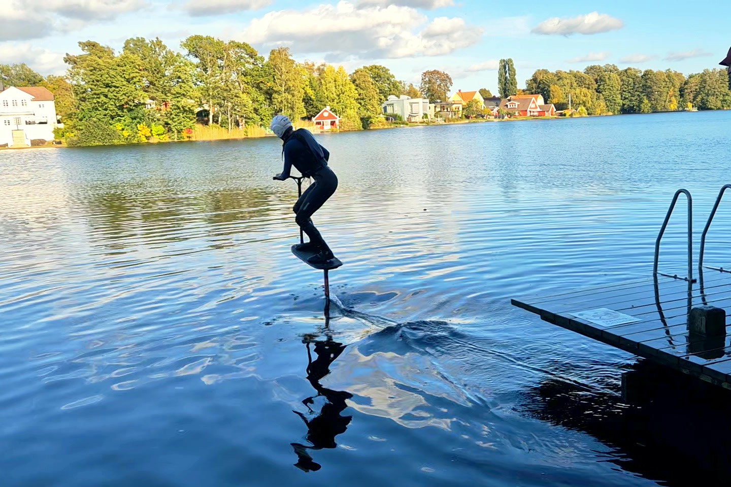 Kursdeltagare landar på brädan efter starten från bryggan