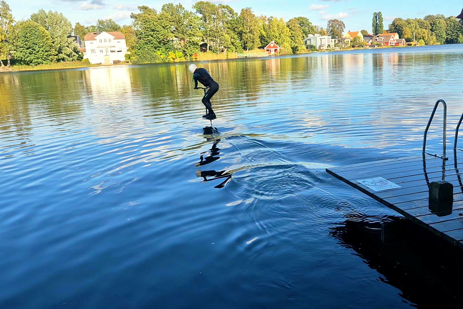 Kursdeltagare pumpar ut från bryggan med Pump Scoot